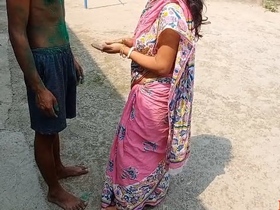 Sexy bhabi in pink saree gets naughty in Holi