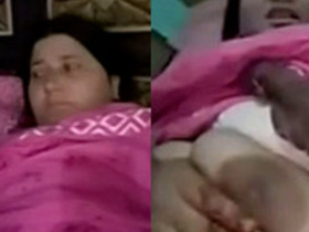 Pakistani Fozia Aunty flaunts her big breasts in a solo video