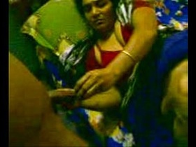 Desi aunty gets fingered in saree and gives a blowjob
