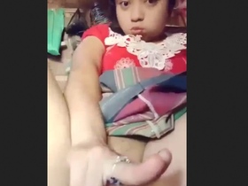 Meso babe demonstrates her skills with her fingers