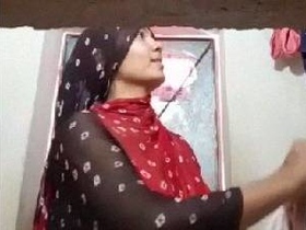 Curvy hillbilly bhabhi takes solo nude video in bathroom