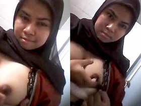 Desi girl in hijab flaunts her big boobs and pussy in solo video