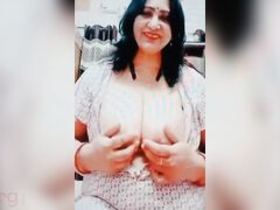 Indian aunty flaunts her big boobs in a naughty video