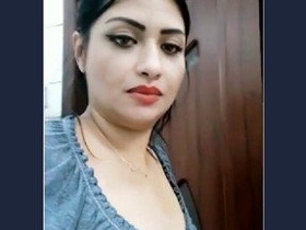 Stunning Indian beauty flaunting her assets