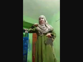 Desi bhabi in burka gets fucked by white guy in HD video