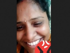 Attractive Indian bhabhi flaunts her breasts in a seductive video