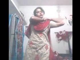 New video of sultry bhabhi displaying her breasts