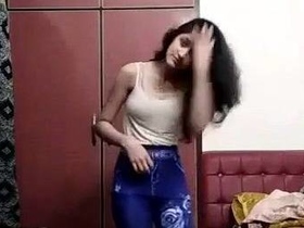 Indian girlfriend reveals her body on her birthday in a solo video
