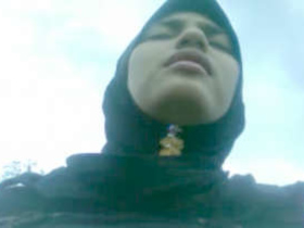 Indian girl with a hijab reveals her breasts and pussy in a video
