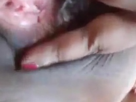Boudi's sensual fingering session captured on video