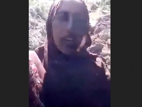 A woman in Patan reveals her body to a man in the mountains and speaks Pashto