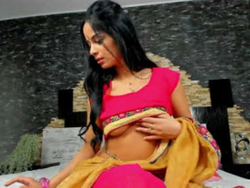 Sultry babe in a saree flaunts her assets