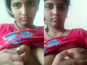 Desi girl gets off by pressing her nipples in steamy video