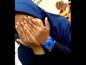 Hijabi girl enjoys outdoor pussy fingering with her boyfriend