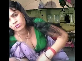 Bhabhi Atashi Roy's milky cleavage and navel show in Marwari housewife video