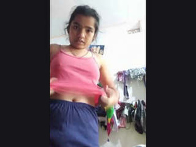 Desi girl captures her nude body in a selfie video